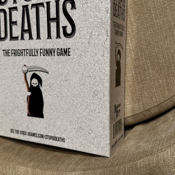 University Games Fantastic Factory ~ Stupid Deaths Card Game ~ 01404 ~ Complete - Picture 4 of 11